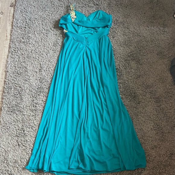 PROM DRESS - Picture 3 of 5